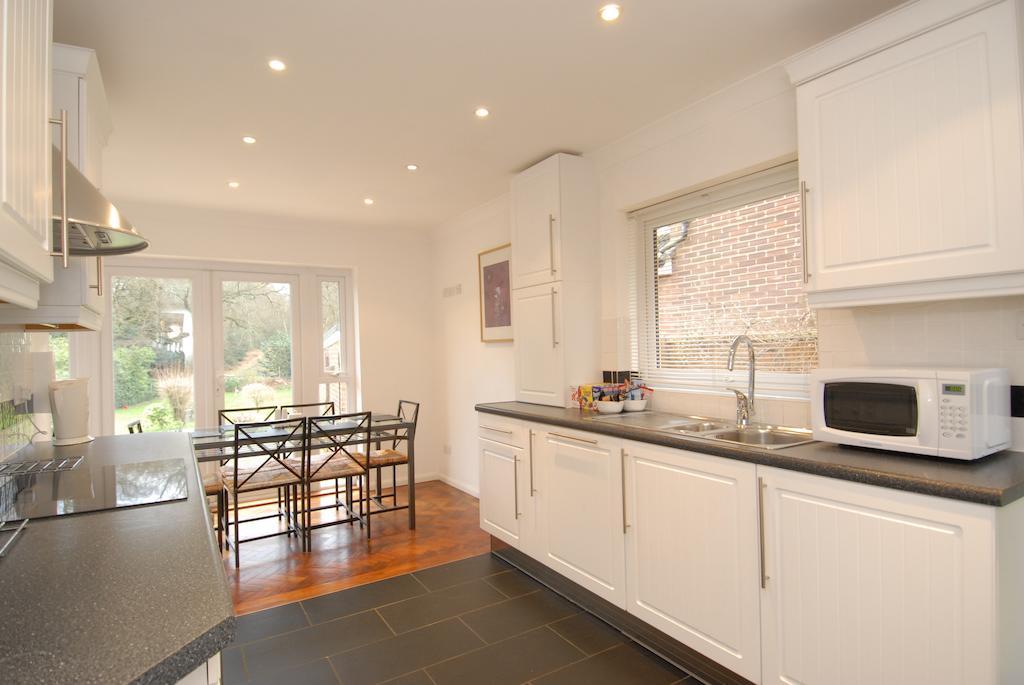 Abacus Bed And Breakfast, Blackwater, Hampshire Camberley Bagian luar foto