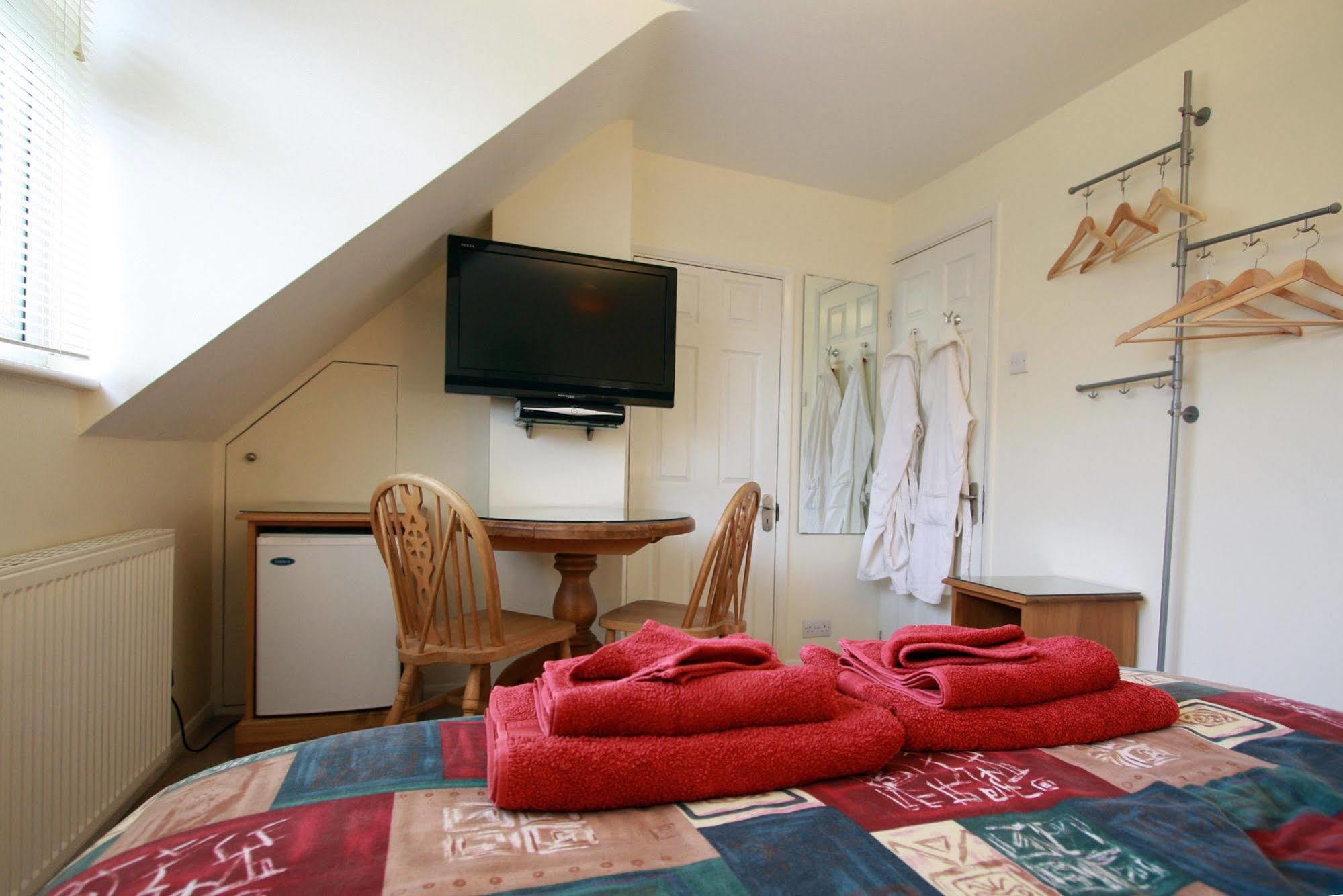 Abacus Bed And Breakfast, Blackwater, Hampshire Camberley Bagian luar foto
